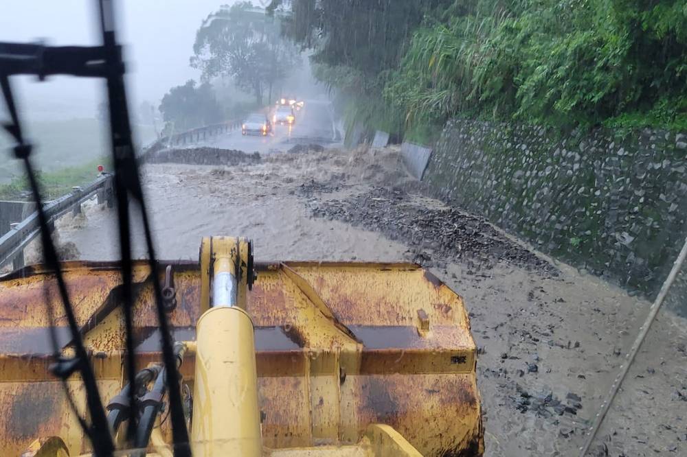 尼莎豪雨釀災！台7線宜蘭路段土石坍方 4醫護、1遊覽車受困 上報 Line Today 8733