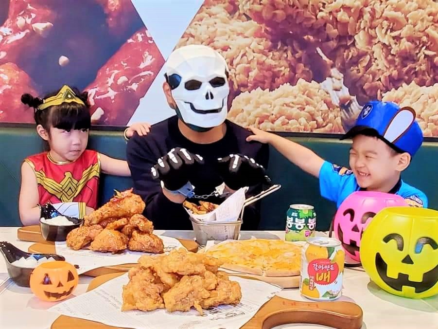 萬聖節活動期間，搞鬼變裝全身達70%以上面積(上、下身都有變妝元素)，到bb.q內用、外帶炸雞餐點，贈期間限定「嘿嘿巧克力脆薯」一份，再享「柏克金限量款啤酒「夏日沁香啤酒」，買一送一優惠！（此活動不含信義通化店）（圖片提供/bb.q CHICKEN）