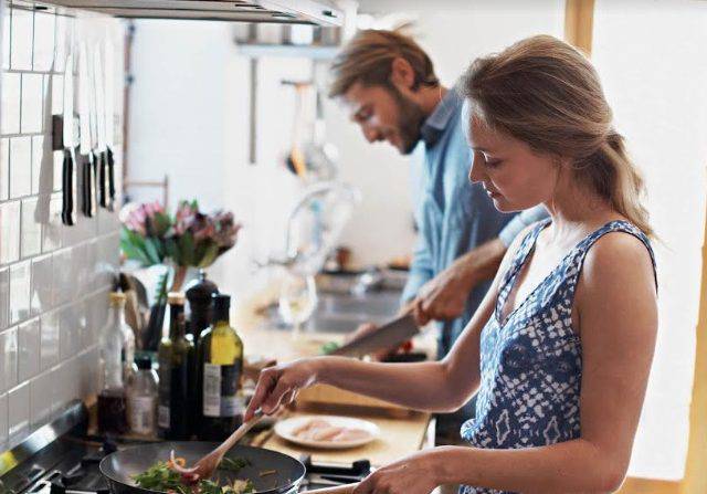 4 Keuntungan Masak Sendiri Di Rumah Hadapi Wabah Virus Korona Jawapos Line Today