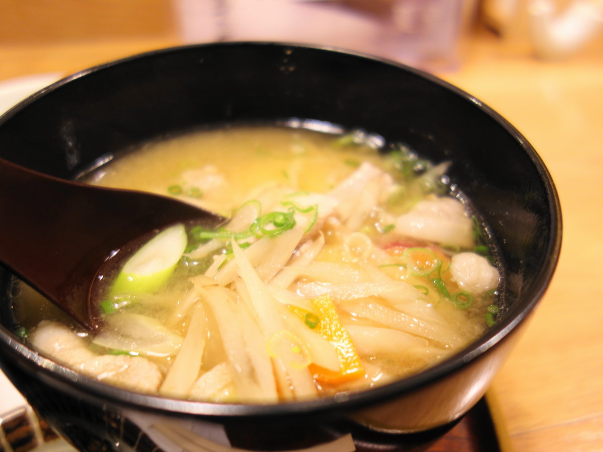 美味しいだしが決めて 茅乃舎 汁や の豚汁セットに舌鼓 Charmmy