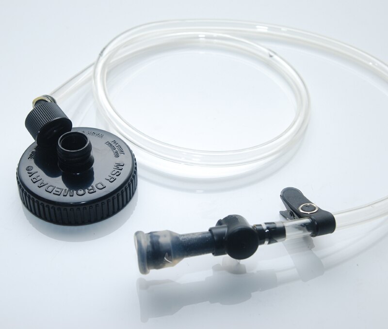 搭配使用MSR Dromedary 或 DromLite 水袋, 轉變成行動飲水袋