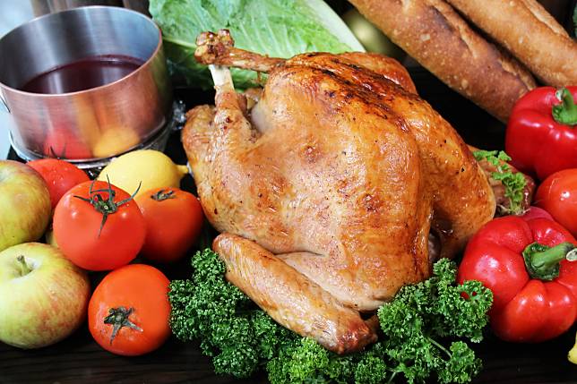 日月千禧酒店推出「感恩耶誕火雞禮籃」外帶，其中火雞歷經約三小時低溫爐烤，表皮金黃酥脆、散發濃郁中藥材香氣，清爽不油膩。(圖片提供/台中日月千禧酒店)