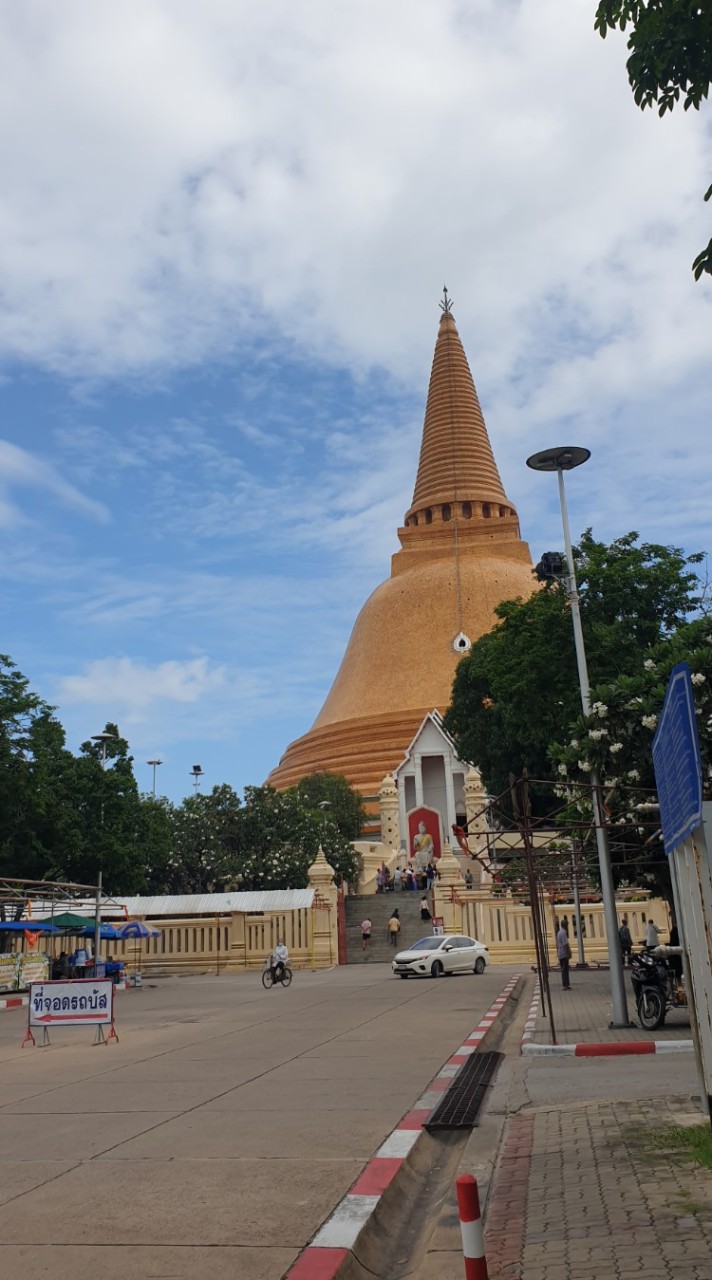 ตัดผมฟรีนครปฐมจุดองค์พระประตูพระศิลาขาว