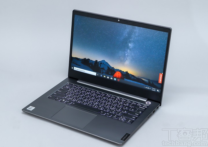 14 吋螢幕解析度為 Full HD，採用霧面面板，減少反光問題。