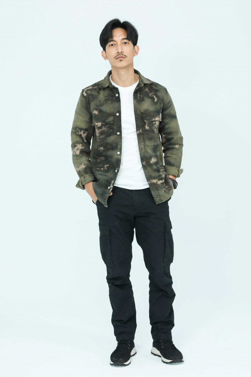 王家梁蓄鬍演出頹廢傭兵。