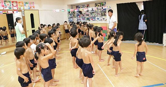 日「裸體幼稚園」脫光光引側目　網友：老師怎不一起脫？