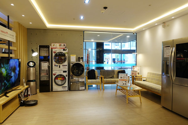 COVEx夏普展演活動，捷運小巨蛋站智慧生活館，結合咖啡店、家電體驗、廚藝教室、精選生活好物、特賣會，可場地租借且有網美牆打卡的主題式情境賣場