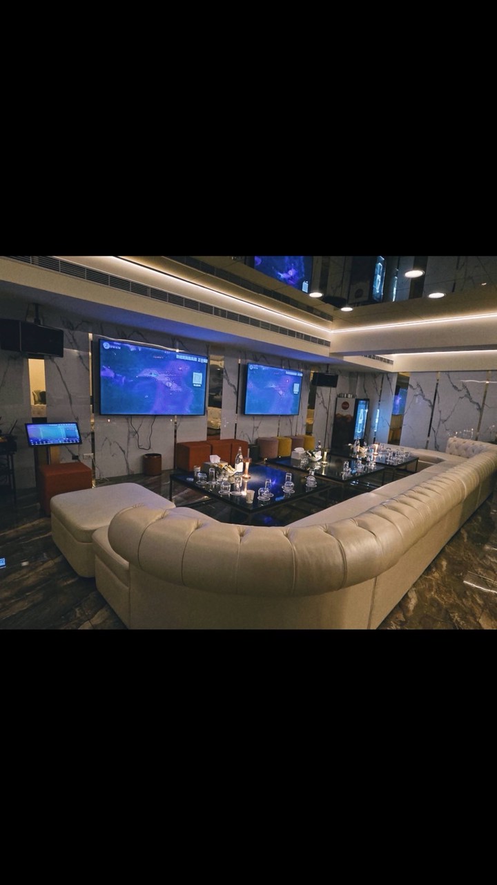 Uber叫車代訂服務2.5折起☎️中山區開心招待所預約。可容納30人歡唱🎤還有12人大圓桌用餐