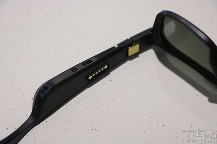 Bose 太陽眼鏡鏡架兩側、接近耳朵的下方內建了多組喇叭，因此發聲部位與接收聲音正好落在佩帶者雙耳上。
