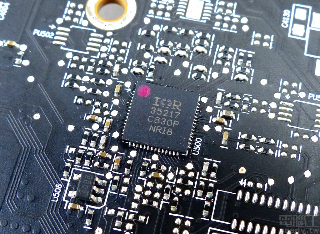 電路板共有 2 顆 IR35217 PWM 控制器，分別負責顯示晶片以及 GDDR6 記憶體。