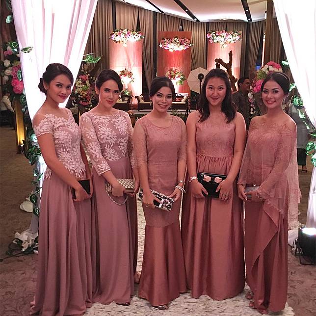 Elegan, Ini 19 Seragam Bridesmaids Terbaik yang Bisa Ditiru