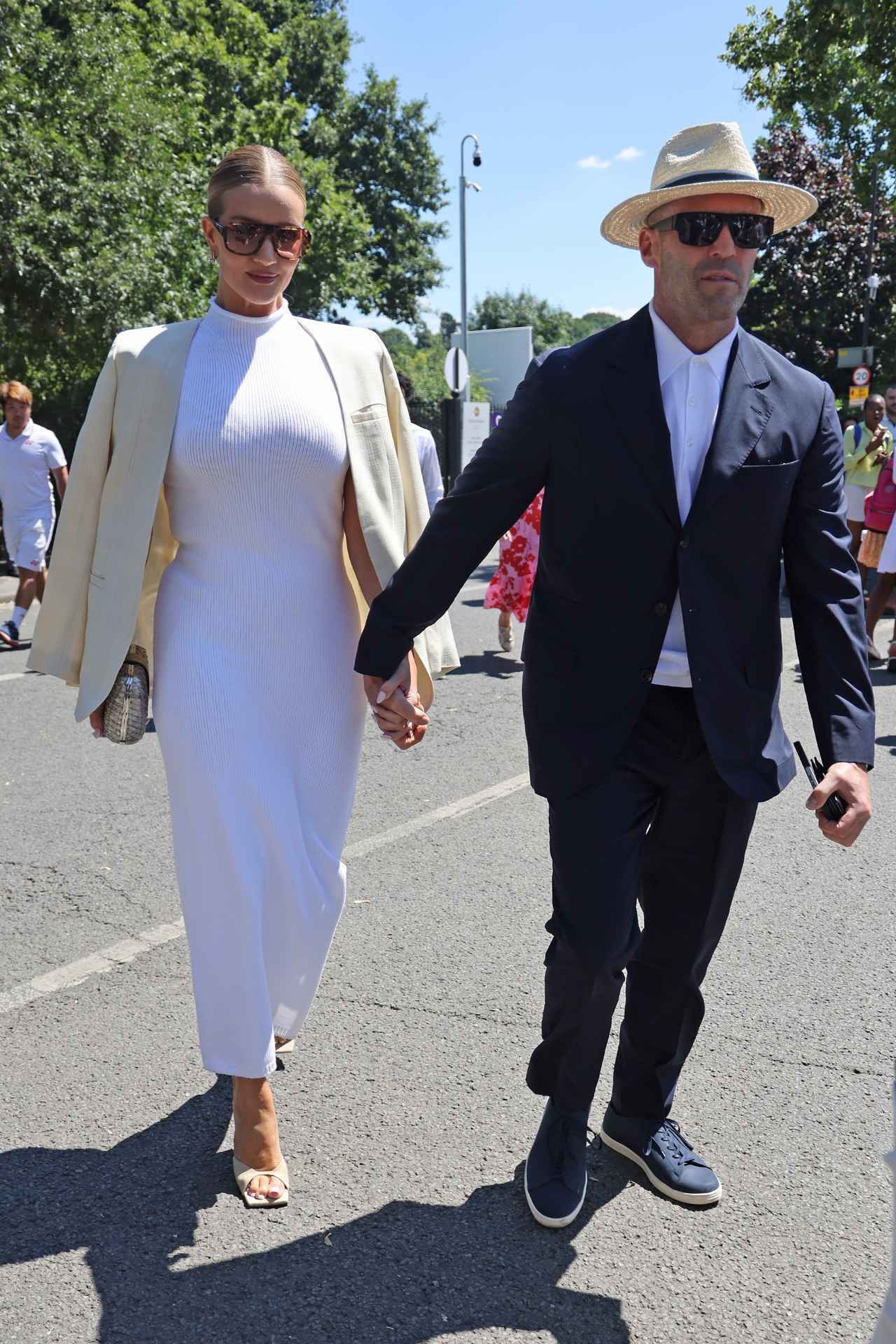 ロージー ハンティントン ホワイトリーの爽やかホワイトコーデ セレブの最新スタイル フロントロウ