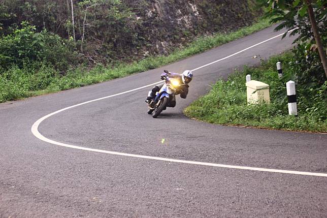 Ini Alasan Kenapa Jalan Berbelok Didesain Miring Otosia Com Line Today