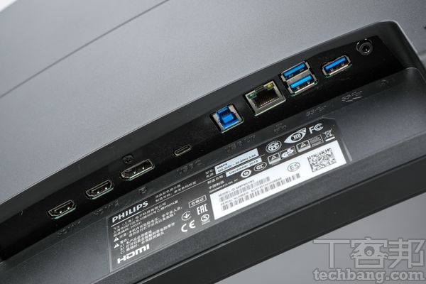 傳輸介面擁有兩組HDMI及一組DP埠，另外還有 USB-C、USB 3.0及有線網路接孔。