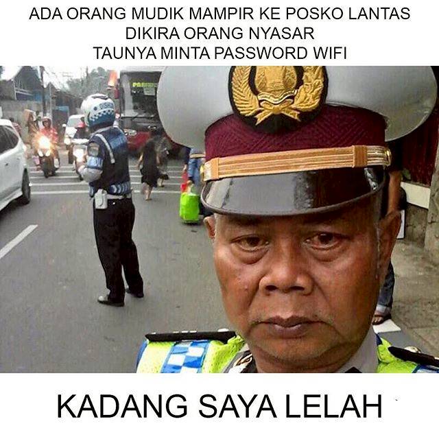 Foto Polisi Ini Mendadak Viral karena Gaya Selfienya yang Unik