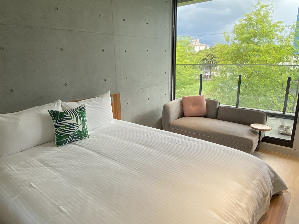 房間床鋪與窗景
