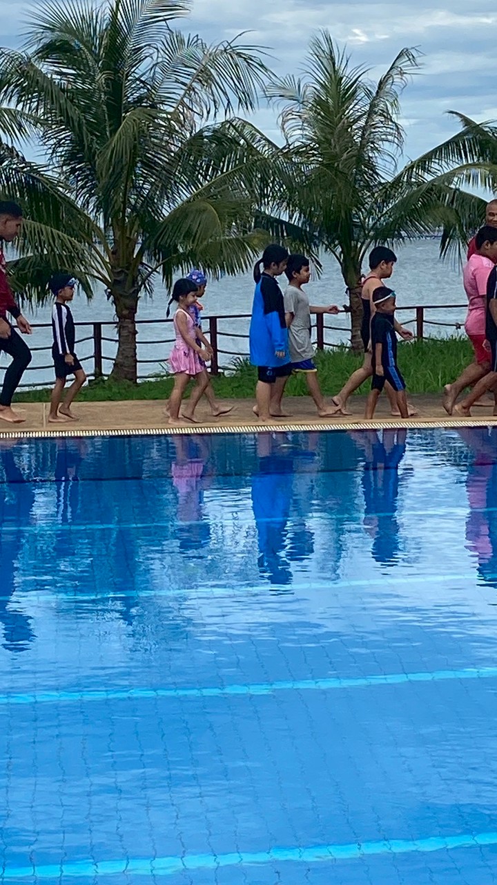 โครงการสอนน้องว่ายน้ำ