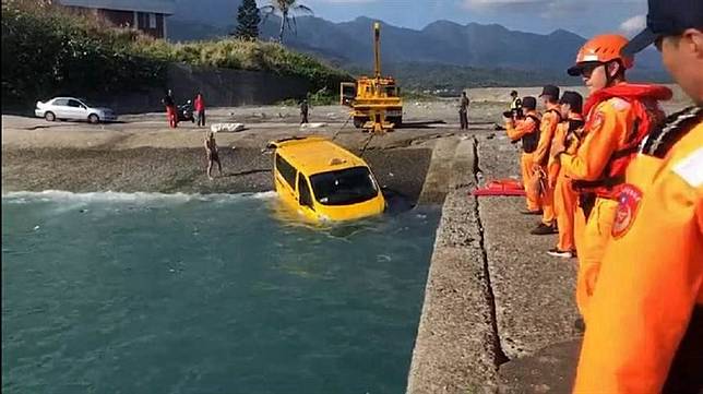 台東》扯!粗心司機未拉手煞車　整輛計程車墜海