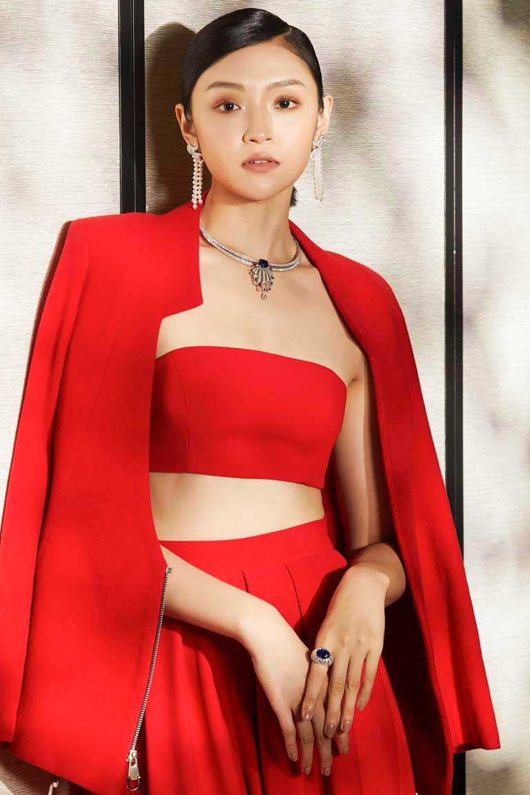 模特兒優雅演繹伯爵「Golden Oasis」頂級珠寶系列，「鑽石面紗」藍寶石頂級珠寶作品。（圖╱PIAGET提供）