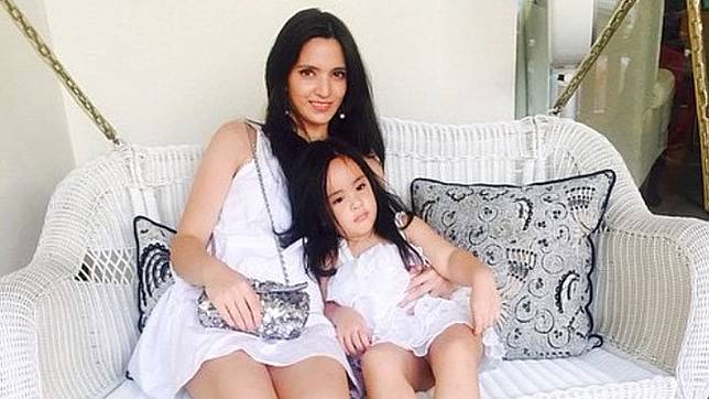 Nia Ramadhani dan anaknya (Instagram.com)   Artikel ini telah tayang di Tribunjatim.com dengan judul Baju Nia Ramadhani Saat Nonton Coachella Dikritik, Netizen: Banyak Uang Tapi Baju Kurang Bahan, http://jatim.tribunnews.com/2018/04/15/baju-nia-ramadhani-saat-nonton-coachella-dikritik-netizen-banyak-uang-tapi-baju-kurang-bahan?page=all&_ga=2.143772529.51697449.1523716117-1901692863.1521611343. Penulis: Cindy Dinda Andani	 Editor: Cindy Dinda Andani