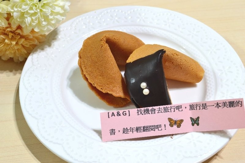 可加入圖片ＬＯＧＯ或者照片及中文日文韓文德文皆可 ♥內籤為餅乾製作完畢後夾入內籤 墨水則為可食用墨水以保障消費者 紙張則不可食用 請注意 【先了解貨物寄送的姐說】 ＠黑貓宅配150元 下單後可以指定到