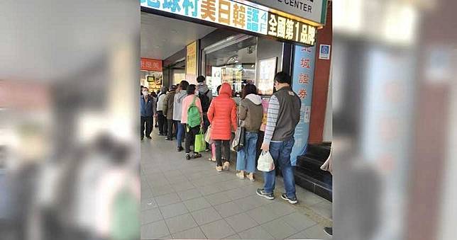 武漢肺炎／排隊買口罩照片狂洗版　超商預計傍晚到貨