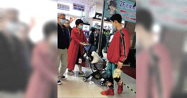 崔佩儀逛大街　狗女兒超有戲