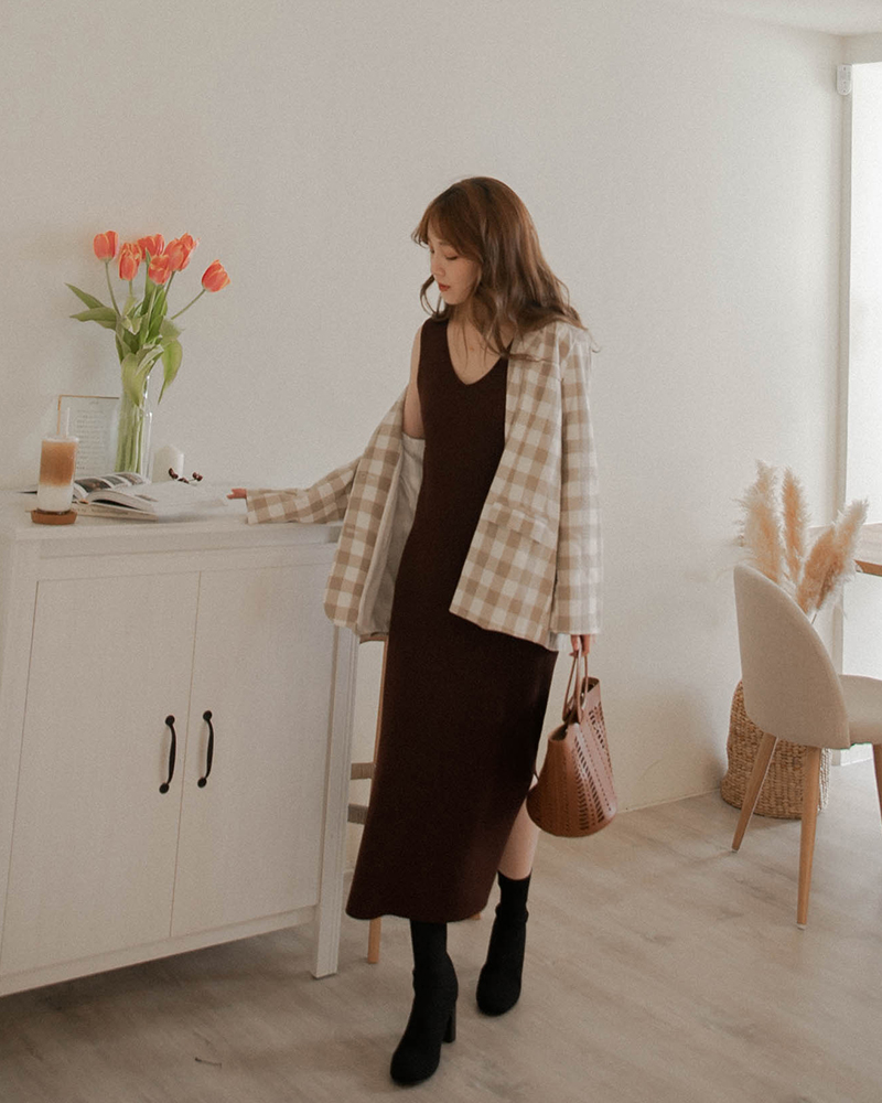 前後V領 商品長度/長版商品版型/適中商品厚薄/適中商品彈性/佳 *深色布料因穿著時接觸人體溫度及洗滌後有脫色及染劑移染狀況，第一次下水脫色為正常現象。 *此款材質特性，不宜使用衣架吊掛，建議平放 /