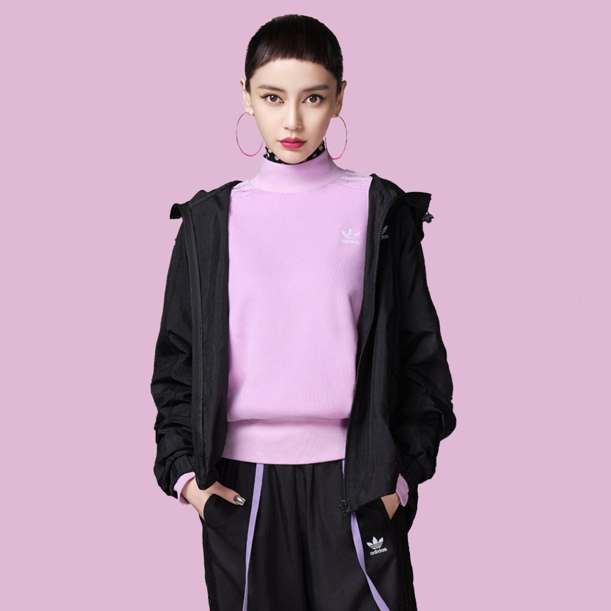 帶有蕾絲細節的舒適棉質運動上衣