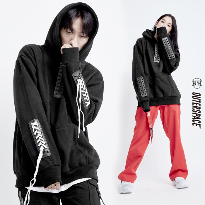 以皮革與穿孔為主視覺, 雖為基本款黑色,但每種黑擁有自己的個性與地位 層層堆疊出屬於自己的印記!! 高端低調質感,配上精心設計小細節 衣上裝飾品是軍事靴會用的拉鍊盤 可以自己把喜歡的鞋繩穿在上面做各種