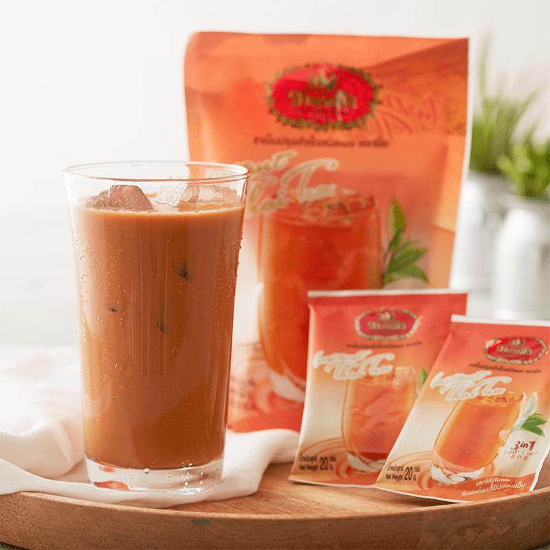 泰國國民奶茶，無論餐廳或街邊一定會看到泰國手標牌3合1泰式奶茶，現在不用出國，輕鬆就能享用道地泰式風味奶茶~小包裝方便攜帶，三合一沖泡便利，冷的熱的都好喝，茶味豐厚，香甜爽口！通過全國公證檢驗，無農藥