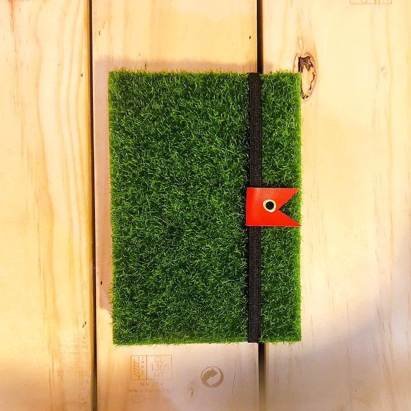 全手工縫製手帳本，一針一線充滿人情味；一紙一布都精心篩選。獨家使用高品質十年不發霉有機無酸白紙，可是用各種水質筆墨水彩不透頁不暈開。每一本可平坦翻頁360度的手帳本獨一無二，每一本都可以客製化你的名字