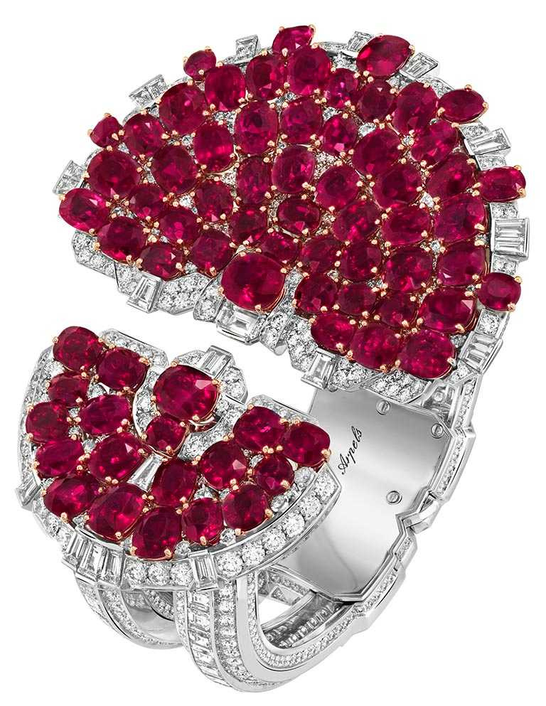 Van Cleef & Arpels「Rubis en Scène手鐲」，白K金、玫瑰金、鉑金、72顆共重84.74克拉的枕形切割緬甸紅寶石 、紅寶石、鑽石。（圖╱Van Cleef & Arpels提供）