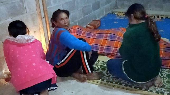 泰國1名單親父把家中3條毛毯全給8歲的女兒蓋上，結果自己半夜遭凍死。(圖／翻攝自推特)