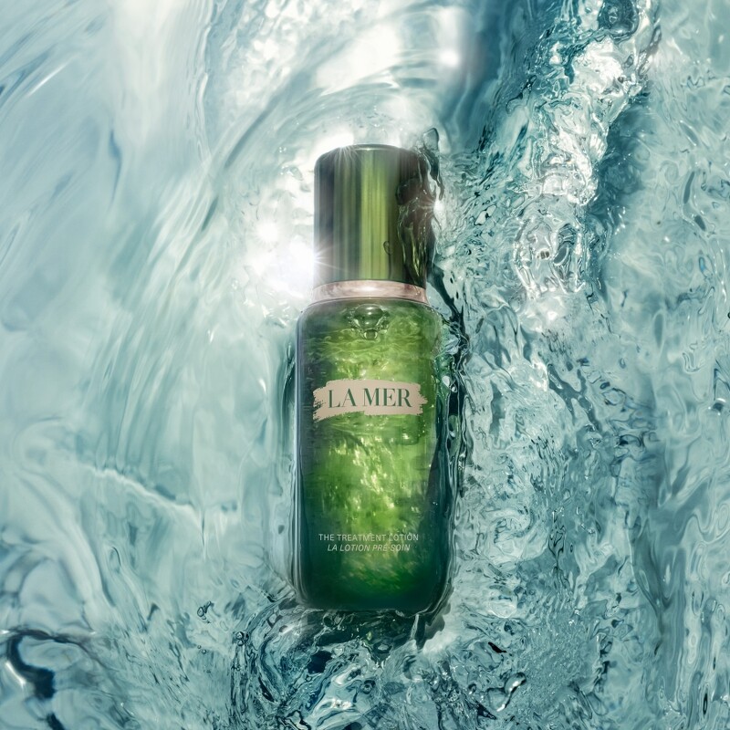LA MER超能修護精華露產品情境圖。