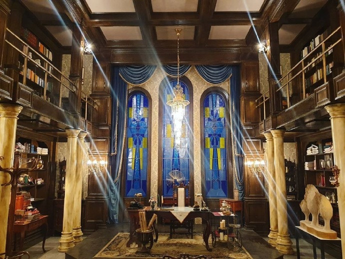 《雖然是精神病但沒關係》超狂佈景4：文英家廚房、大量的彩色玻璃設計