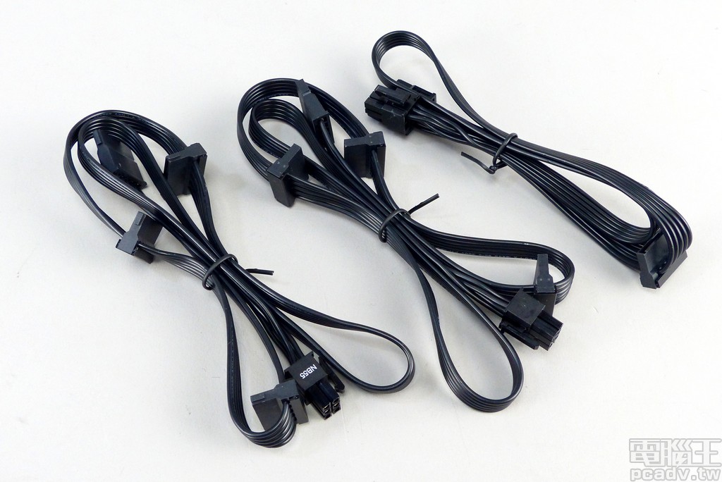 SATA 電源線材共有 3 條，提供 10 個插頭，線材中央採用 90 度刺破型，尾端則與線身平行