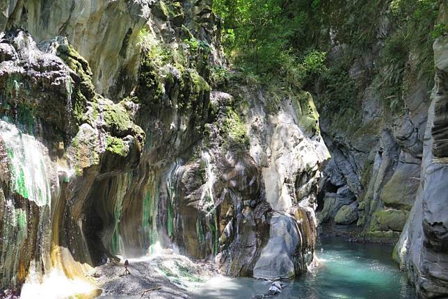 碳酸鈣結晶被藻類附著，在栗松溫泉山壁形成翡翠色紋理，宛如仙境