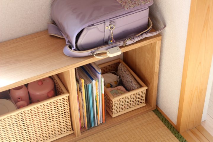 教科書は「アクリル仕切りスタンド」で2