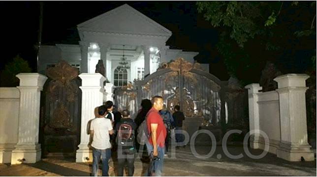 Suasana di rumah Bupati Bekasi Neneng Hasanah Yasin di Desa Sertajaya, Kecamatan Cikarang Timur pada Senin malam, 15 Oktober 2018. TEMPO/Adi Warsono