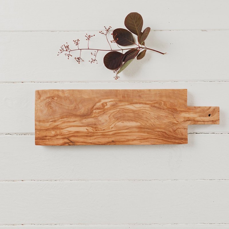 這款橄欖木砧板是由整段的橄欖木裁切製作而成，在砧板的中心位置可以明顯的看到木頭的紋理~在國外，橄欖木砧板除了可以用來當各種切菜、切肉的用途外，也常常用來作為切麵包、起司的專用砧板。當然，也可以當作肉品