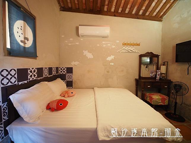 ▲簡約卻舒適的房間，還有超可愛的小魚抱枕。（圖／甌沙遂民宿）