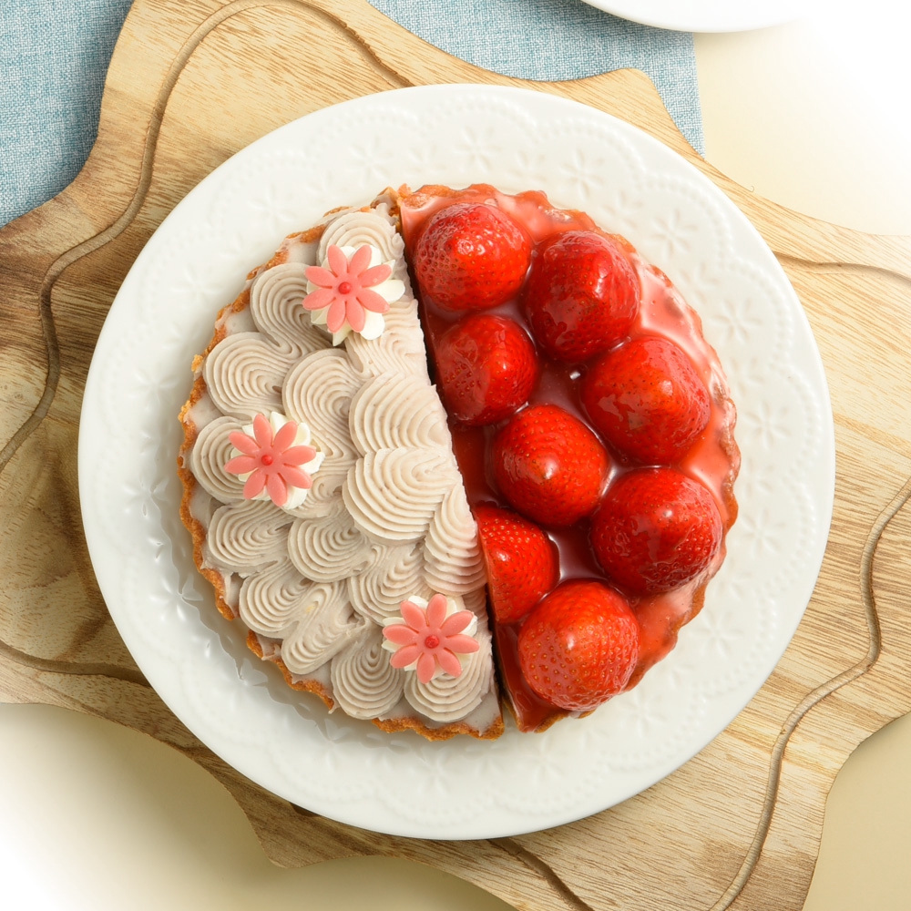 亞尼克夢想村 雙拼派6吋不再左右為難 兩種美味 一派集合【芋花園】香酥塔皮上有著淡淡的紫色花瓣綻放，是純芋泥融入北海道奶霜的原色，口感輕盈。接著是香醇濃郁帶有顆粒的芋泥餡、奶霜與泡芙蛋糕，豐富的層次讓