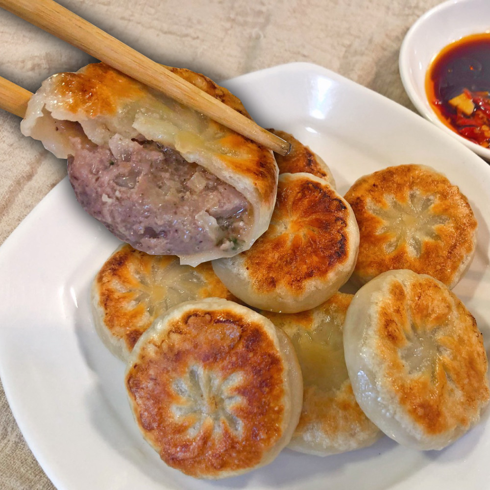 內餡飽滿噴汁ＣＰ值爆表 6分鐘快數上桌，皮薄，多汁，味美 內容量 ( g/ml ) 30g+-10% /顆 食品添加物名稱 麵粉，高麗菜，水，牛肉，豬肉，洋蔥，青蔥，粘稠劑（磷酸二澱粉），醬油，糖，鹽