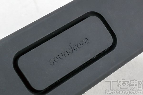 單體配置藉由雙鈦低音揚聲器與機背被動式輻射單體配置重現重低音。