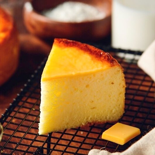 新品上市~~日式岩燒起士蜂蜜蛋糕/6吋/濃郁的蜂蜜香味，卻甜而不膩，有著日本長崎蛋糕的柔軟綿密，表面鋪上多層次乳酪口感 細膩多變的滋味，令人陶醉其中～～~~日式岩燒蜂起士蜜蛋糕/6吋/▶全館滿499免