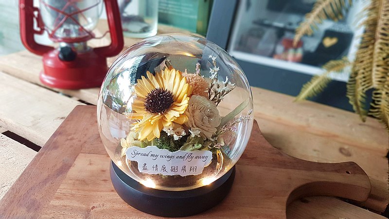 送一份值得紀念的禮物，雖然今年沒有畢業典禮，但是重要的成長階段依然進行，希望無限的未來能盡情展翅飛翔。