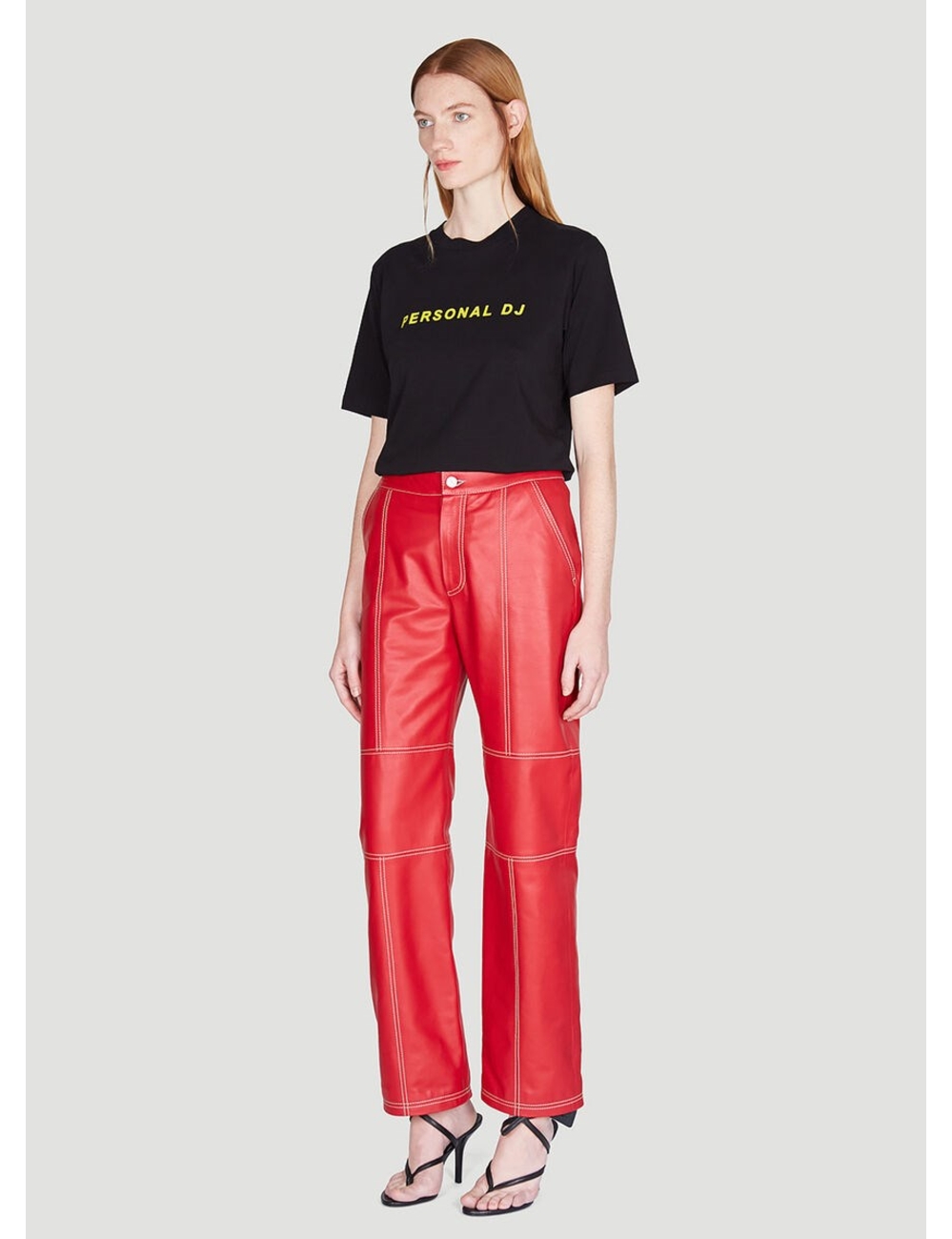 麒麟專門從事高端，高辛烷值的街頭服裝。這些設計將DJ轉變為設計師的Peggy Gou的折衷風格與復古的俱樂部文化參考相結合。 Personal DJ T恤衫是由棉製成的平紋針織面料，正面，圓領和短袖處