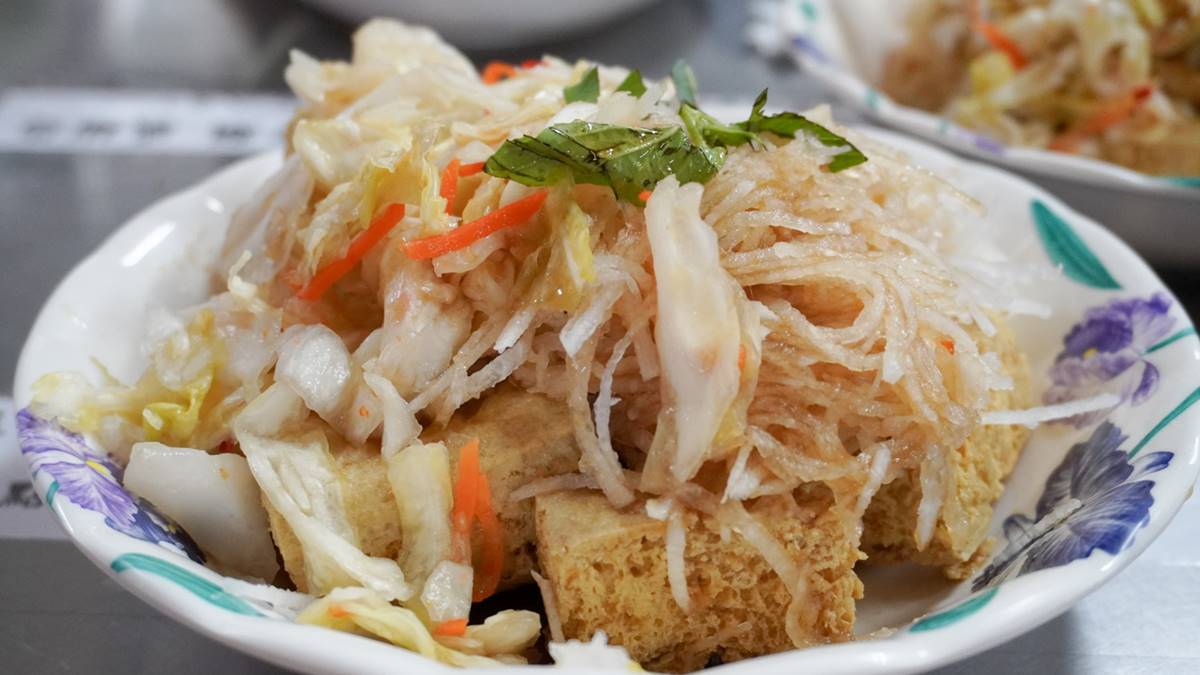 暑假準備衝一波！花蓮10家「從早吃到晚」美食攻略：黃金梅子雞、排隊臭豆腐