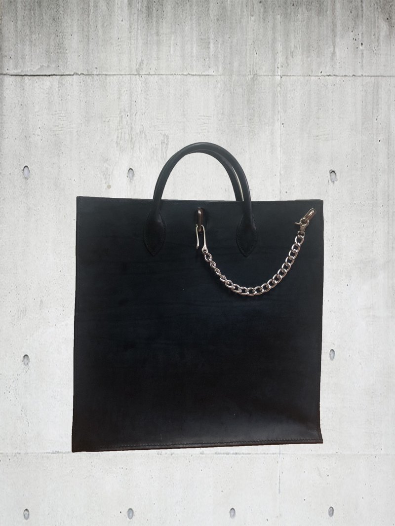 方形的皮革托特包，特別設計裡面內口袋可以拆下當手拿包，一包多用 整個包都用手工縫製，雖然耗時但也特別凸顯手縫特有的溫度。